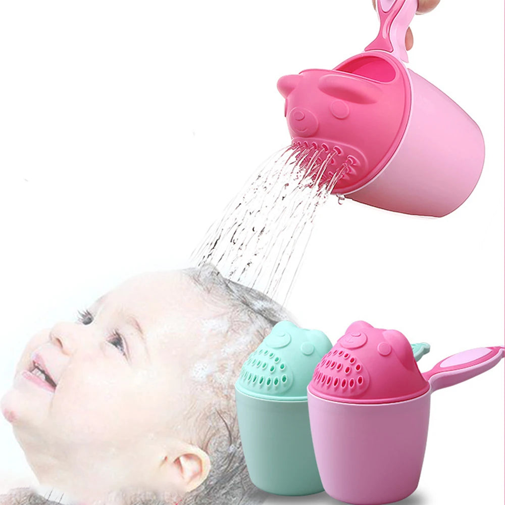 Tasse de bain pour bébé avec un joli dessin animé : un lavage de cheveux doux et amusant